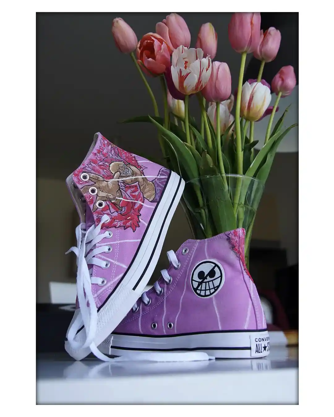 Illustration au posca du personnage Doflamingo sur des chaussure Converse Chuck Taylor rose sebdygraph graphiste illustrateur normand